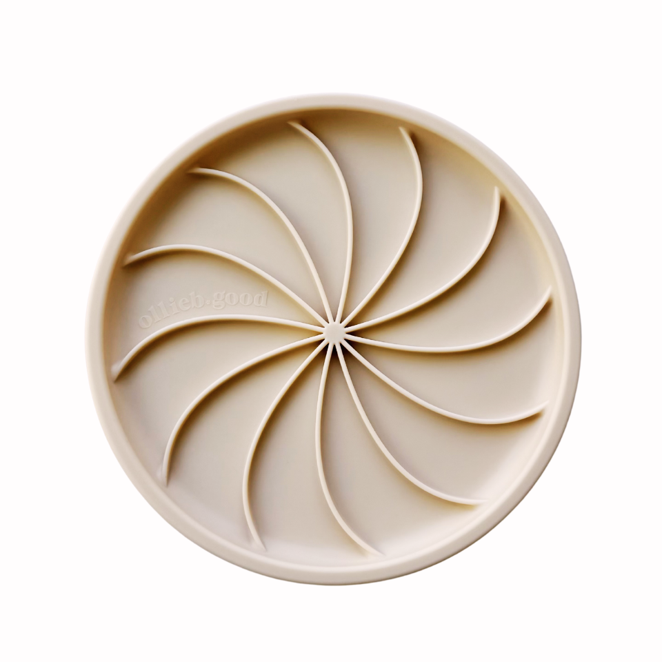 Wheelies lick mat & lid - oatmeal